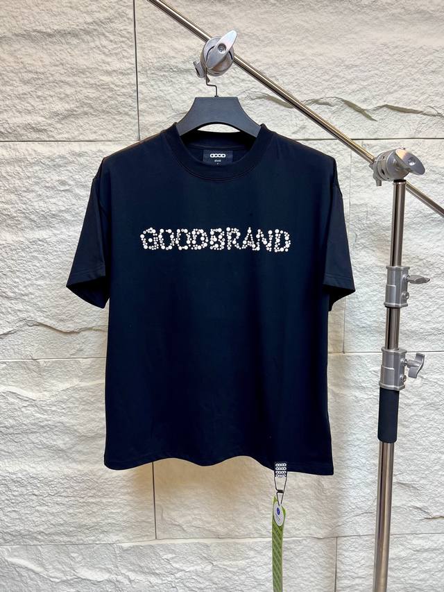 奢级平替｜明星同款珠片Logo短袖T恤 顶流明星私服同款，国潮圈新晋顶流单品！以精湛工艺与设计美学迅速走红，不过高昂的品牌溢价让众多潮流爱好者望而却步。现在，我