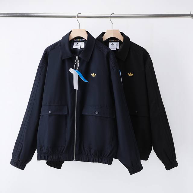 顶级复刻 Adidas Orginals 阿迪 三叶草 25初春款 三条杠 徽标草写字母Logo刺绣 男女款纯色翻领拉链夹克外套.定制面料，沙卡全棉，面料防预缩