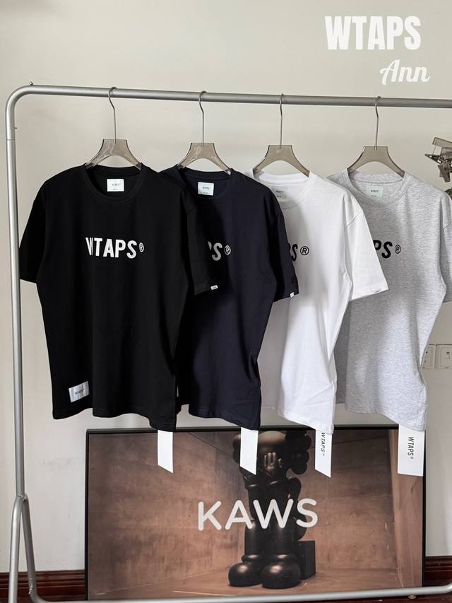 Wtaps经典大字母短袖 专柜同步新品｜原版细节完美还原 经典四色：黑色 白色 藏青 麻灰 330克纯棉面料，厚实舒适，耐穿透气 袖标与下摆标签精准复刻，细节控