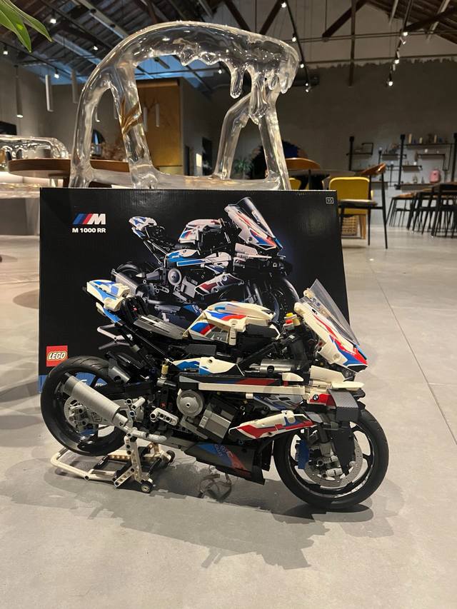高能推荐 宝马M1000Rr 机械组积木模型｜1:5超大比例，致敬速度信仰 核心卖点 1:5超大比例还原M1000Rr｜狂野机械美学，细节满格，收藏控尖叫！ 1