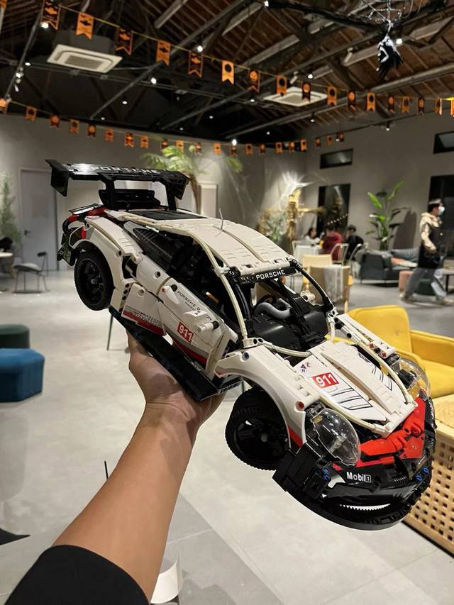 成年人的拼装快乐 911 Rsr赛车积木模型｜致敬Dream Car，拼出速度与热爱！ 核心卖点 还原保时捷911 Rsr经典线条｜细节拉满，复刻赛车风范，手工