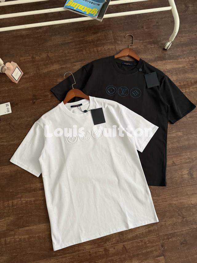 2025春夏新品 Louis Vuitton路易威登 男女同款刺绣短袖T恤｜经典老花，立体刺绣工艺 核心卖点 万针精致刺绣｜立体饱满，三个圆形Logo经典排列，