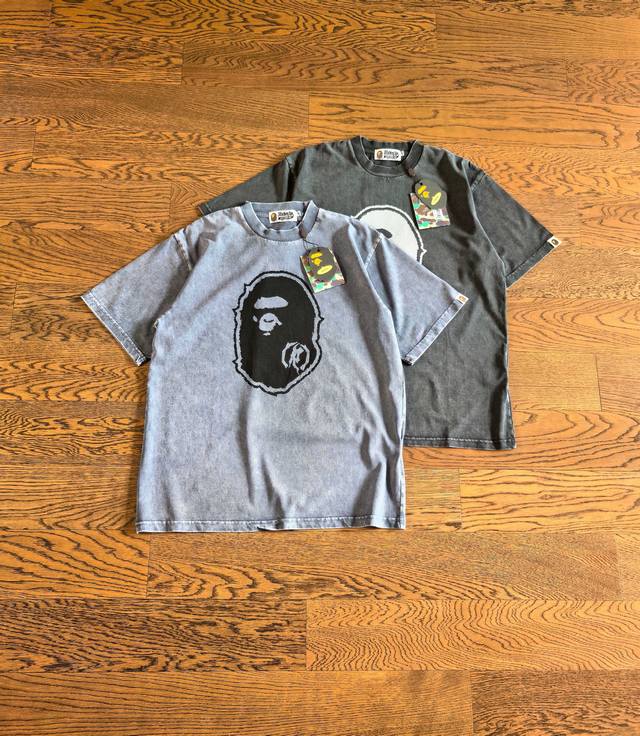 重磅上新 A Bathing Ape Ss25 猿人字母特染印花T恤｜复古街潮质感拉满 核心卖点 成衣特染 + 矿物水洗｜自然做旧，复古气息满分 经典猿人字母印