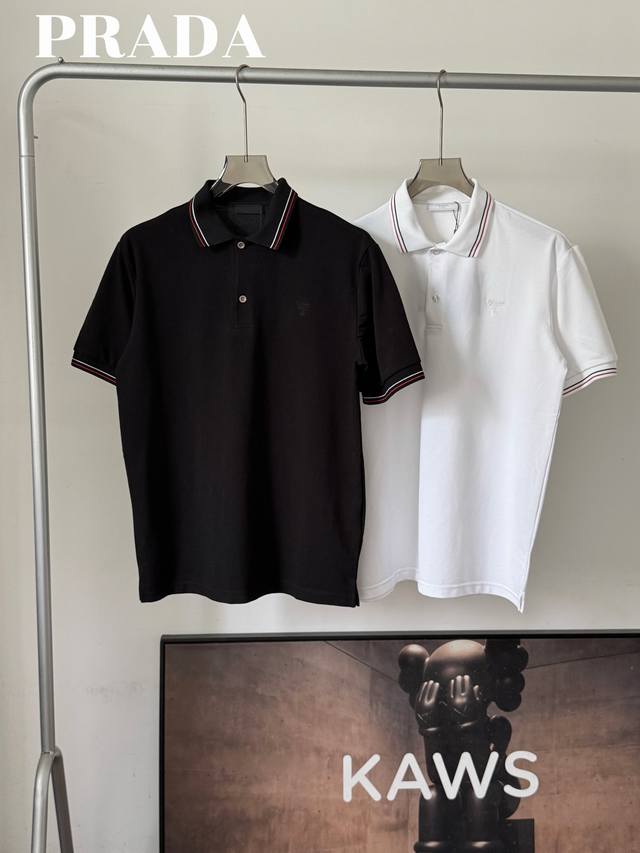 Prada 25Ss 春夏纯色条纹边短袖 Polo 衫 低调奢华｜意式优雅｜细节尽显品位格调 220G定制珠地棉面料 上身清爽透气，挺括有型不贴身 红白条纹螺纹