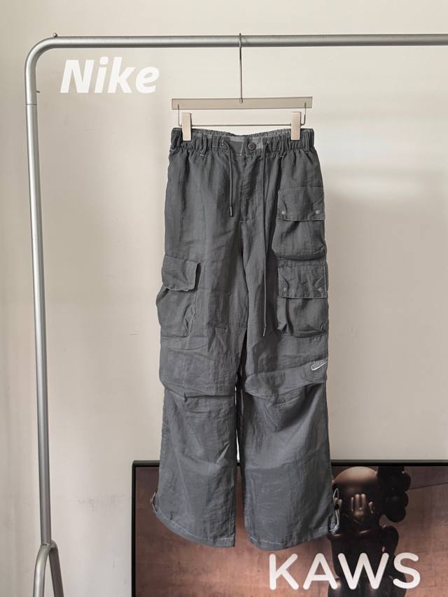 Nike Sportswear Tech Pack 多口袋梭织休闲裤 透气防水｜细节复刻｜夏日长裤穿出短裤的凉感 定织定染梭织面料 透气亲肤，保留防水性，凉爽不