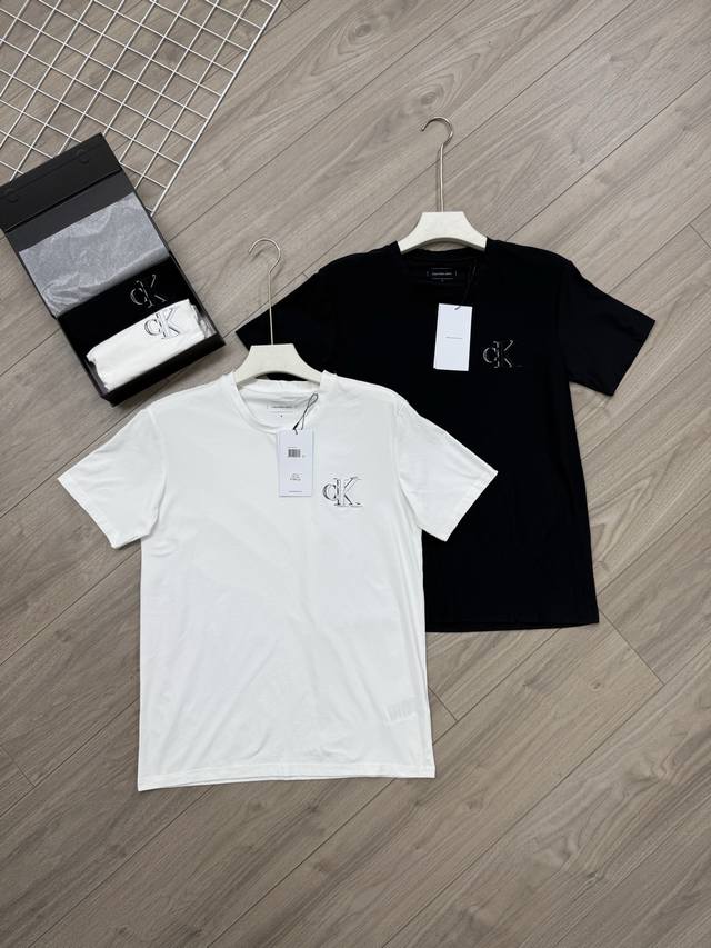 丶上新 Ck盒装圆领T恤 细节图 一合两件 Ck Jeans25年夏款立体Logo新款刺绣印花圆领纯棉短袖T恤上衣 印花+刺绣一体的工艺，成本增加耗时耗力。 纯