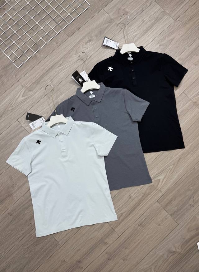 丶上新 迪桑特速干Polo衫 细节图 迪桑特速干Polo衫夏季男女同款运动休闲翻领短袖Polo衫T恤 适宜春夏穿着的轻薄短袖 高品质运动属性面料制成，触感细腻柔