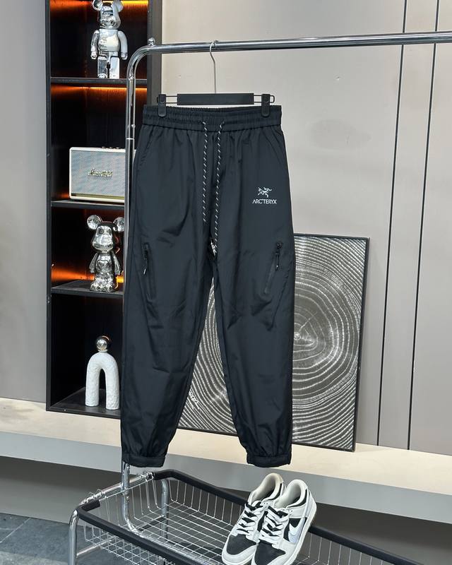 Arc’Teryx 始祖鸟美式户外机能运动冲锋裤，四季百搭神裤，男女同款 情侣可搭，店主强烈推荐 甄选高品质三防户外运动面料，原单品质，腰部采用抽绳松紧裤子两侧