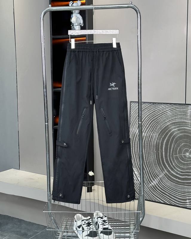 Arc’Teryx 始祖鸟美式户外机能运动冲锋裤，四季百搭直筒拉链神裤，男女同款 情侣可搭，店主强烈推荐 甄选高品质三防户外运动面料，原单品质，腰部采用抽绳松紧