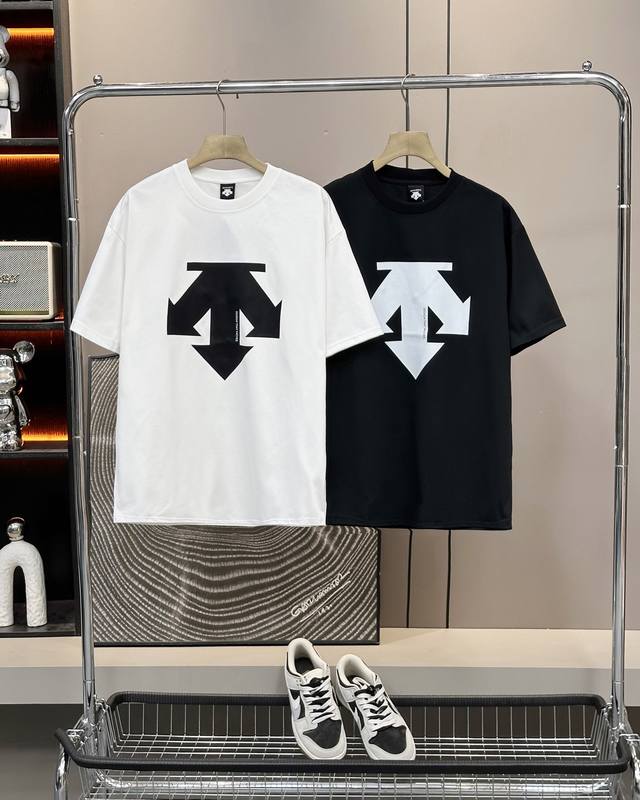 Descente 迪桑特25Ss夏季新款胸前大Logo设计情侣款短袖T恤，迪家超级经典的一款百搭T恤，男女同款 情侣可搭，店主强烈推荐 采用纯棉280G双纱面料