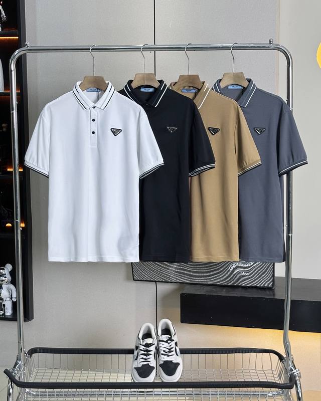 Prada 普拉达25Ss夏季新款胸前经典金属三角标小Logo翻领Polo短袖T恤，四色选，男女同款 情侣可搭，店主强烈推荐 采用高品质纯棉针织面料，上身舒适透