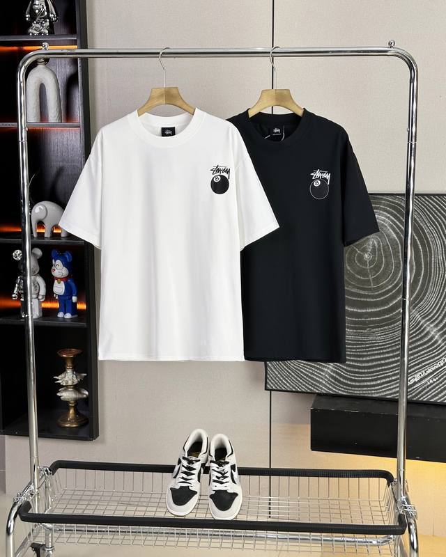 Stussy斯图西25Ss夏季新款黑八Logo情侣款短袖，超级经典的一款百搭T恤，男女同款 情侣可搭，店主强烈推荐 采用纯棉280G双纱面料，手感细腻柔软，亲肤