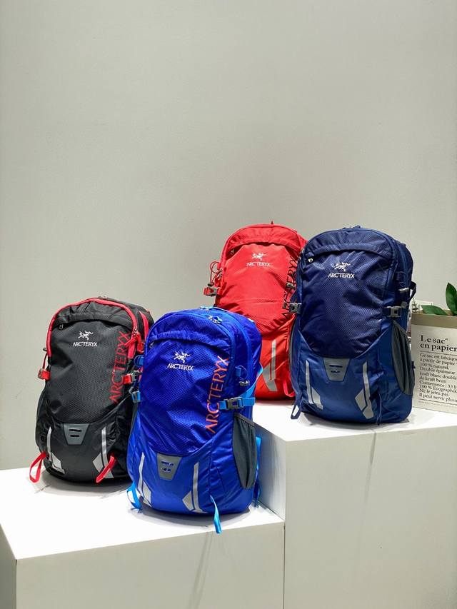 颜色到齐！！Arcteryx始祖鸟户外男女旅行背包35L登山包大容量双肩背包 颜色：黑色 藏青 红色 彩兰 灰色 尺寸：50*30*20Cm 容量：35升 重量