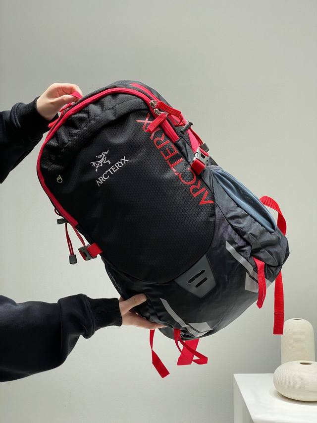 Arcteryx始祖鸟户外男女旅行背包35L登山包大容量双肩背包 颜色：黑色 藏青 红色 彩兰 灰色 尺寸：50*30*20Cm 容量：35升 重量：约1Kg