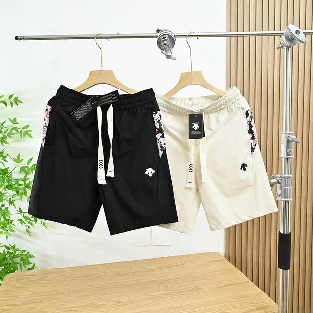 上新： 米 款号：88504# Descente 迪桑特速干短裤夏透气跑步训练健身运动五分短裤 炸街无敌款 上身效果超帅 面料速干透气排汗 健身达人必备单品！