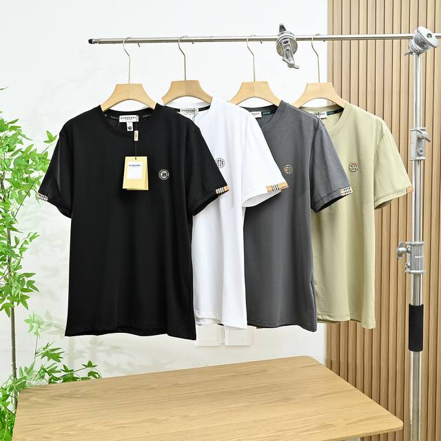 上新： 米 款号：11106# Burberry巴宝莉2025夏季纯棉男士圆领短袖T恤。 细节精致完美，做工无可挑剔。吸湿速干凉爽透气。区别于一般棉料的软塌感，
