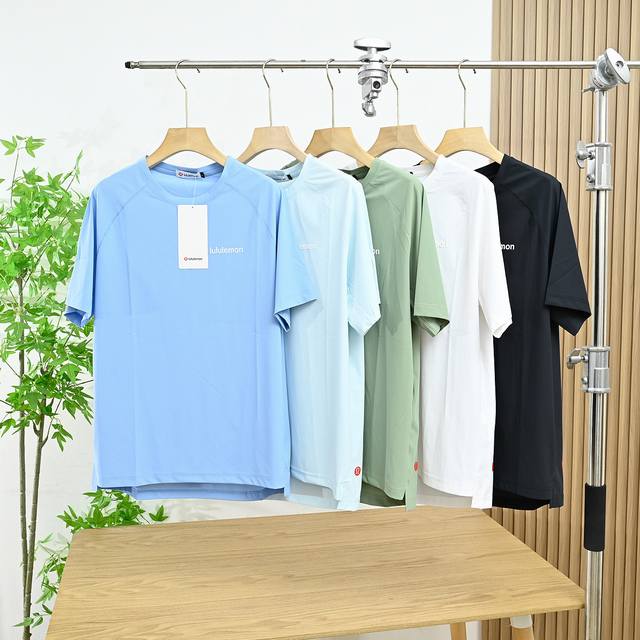 上新： 米 款号：48002# Lululemon 露露夏季速干无缝休闲圆领短袖T恤露露严选男装。 日常通勤穿搭，Lulu 夏季黑科技速干无缝休闲T恤，肩部压胶