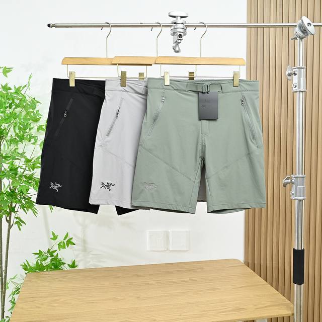 上新： 米 款号：32235# Arc’Teryx 始祖鸟夏季刺绣新款户外轻量化速干短裤，专业户外级！！透气 轻量 耐用 功能多样 立体剪裁 ，面料核心科技，高