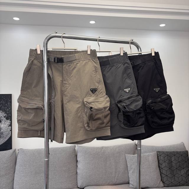 Prada 普拉达美式机能风重工工装口袋短裤 面料：定制三防全功能尼龙面料 防风防水防晒 触感如同末来科技 轻盈又坚韧 舒适贴肤 涂珐琅三角形金属徽标彰显品牌