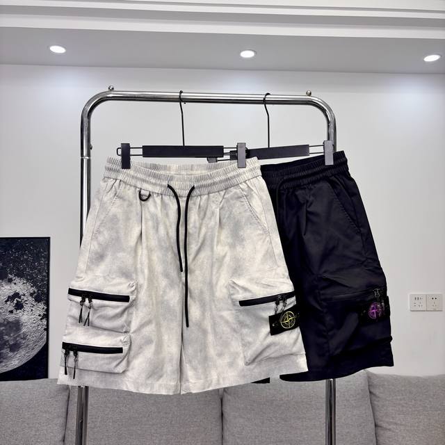 Stone Island石头岛重工多口袋工装短裤 两色袖标，随意搭配 品质看得见 款式新颖 不易撞衫 又潮又百搭 裤子版型宽松 细节完美 松紧腰带可调节 立体拉