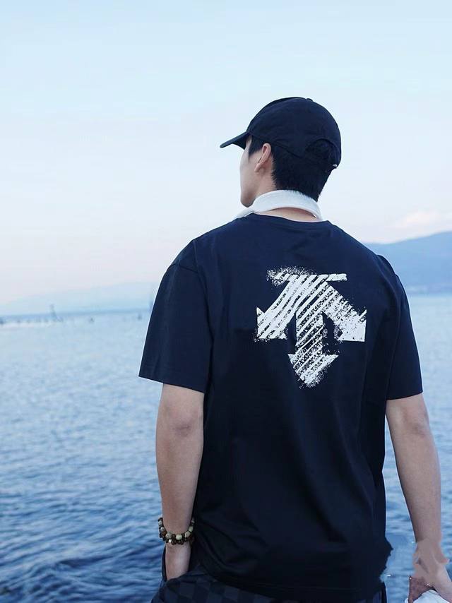 迪桑特 Descente 25Ss 新款字母印花 宽松男女同款圆领纯棉短袖T恤 宽松版，330G全棉精梳棉，品质超赞 颜色： 黑色 尺码M-L- Xl 胸围 衣