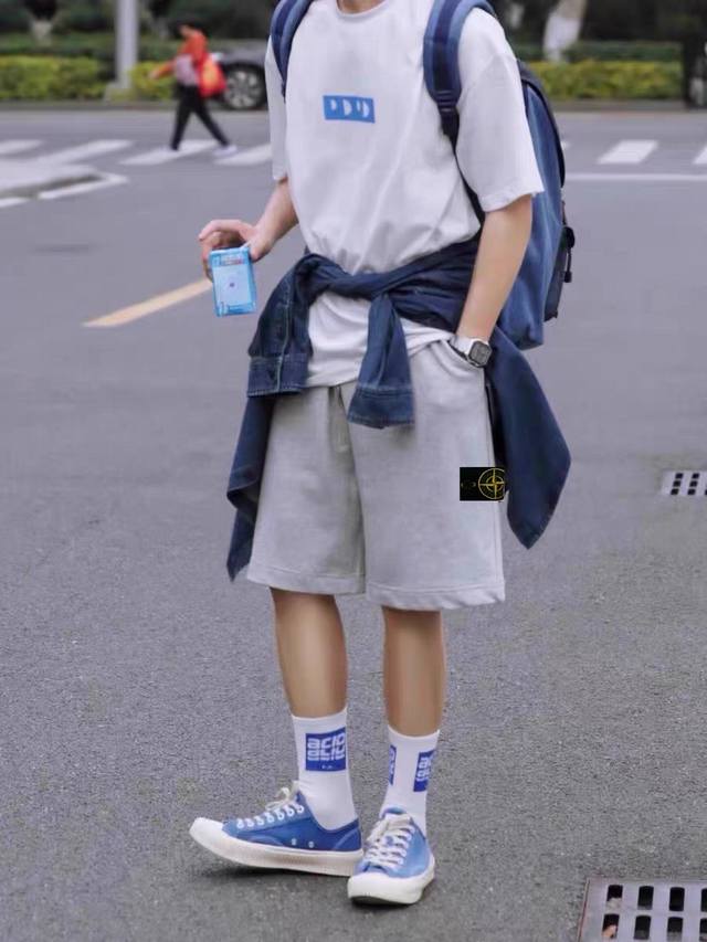 Stone Island 石头岛25Ss新品徽章Logo百搭休闲短裤，三色可选。经典百搭永不过时，夏季出行必备百搭短裤 高品质纯棉面料，上身舒适透气不闷热，面料