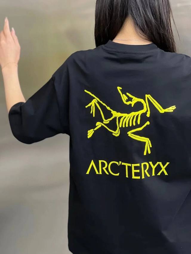 始祖鸟经典基础款后背大Logo情侣款短袖T恤，男女同款，你值得拥有绝佳夏季穿搭必备单品 经典百搭永不过时系列，男女同款 情侣可搭 甄选纯棉250G面料，手感细腻