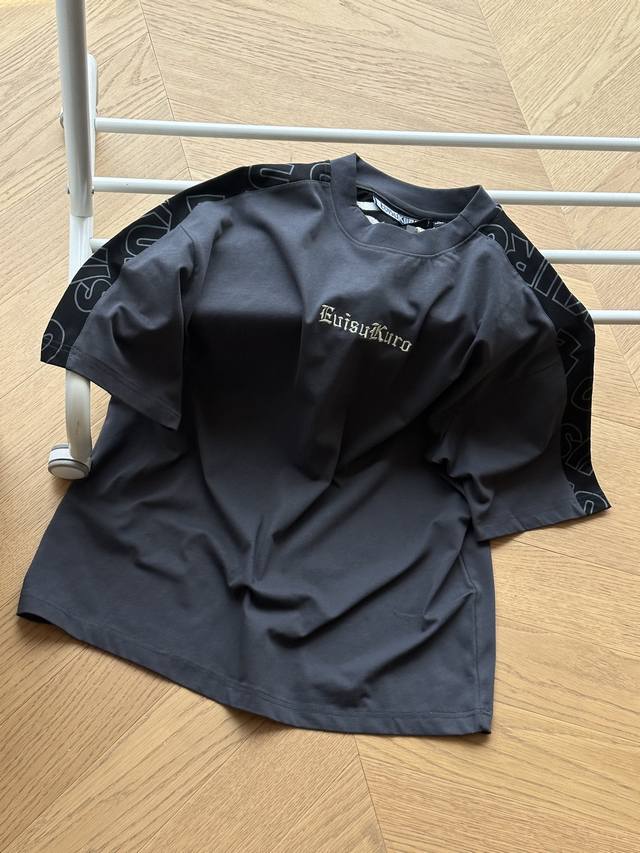 供 Evisukuro 福神25Ss 横标刺绣拼接 圆领短袖Tee 炭灰色 S~Xxl 原版260克纯棉面料，后背拼接黑色处先是满印后面对位接上大面积字母金刺绣