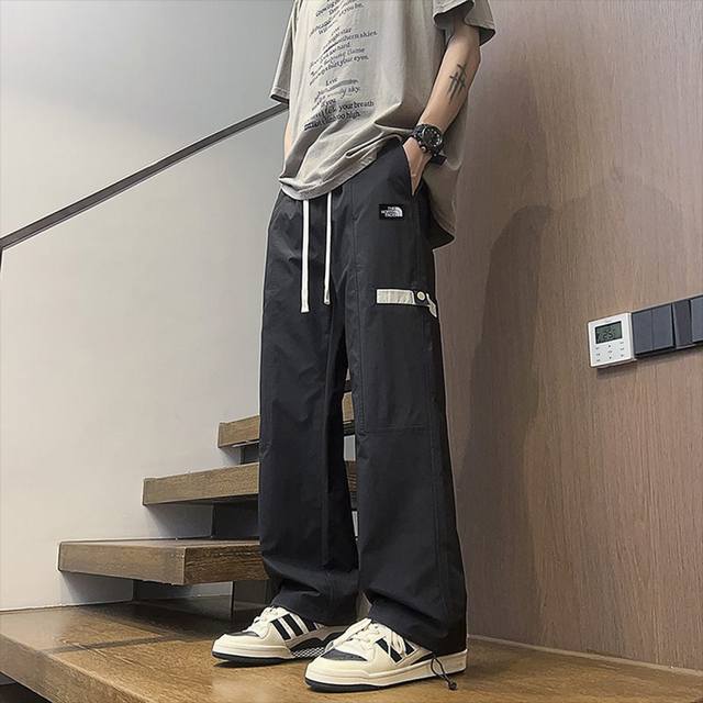 The North Face 北面 美式拼色复古工装裤休闲裤长裤 海外专柜同步发售，经典的美式工装元素，小红书主播推荐，上身质感满满，版型立体，完美修饰腿型，可