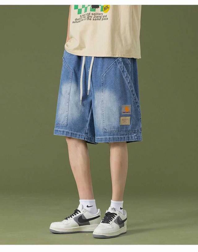 Carhartt 卡哈特夏季新款欧版冰氧薄款重工水洗薄牛仔短裤。 宽松版型，立体剪裁，，上身简单有型帅气百搭. 面料采用优质冰感牛仔面料 手感非常舒适柔软 含棉
