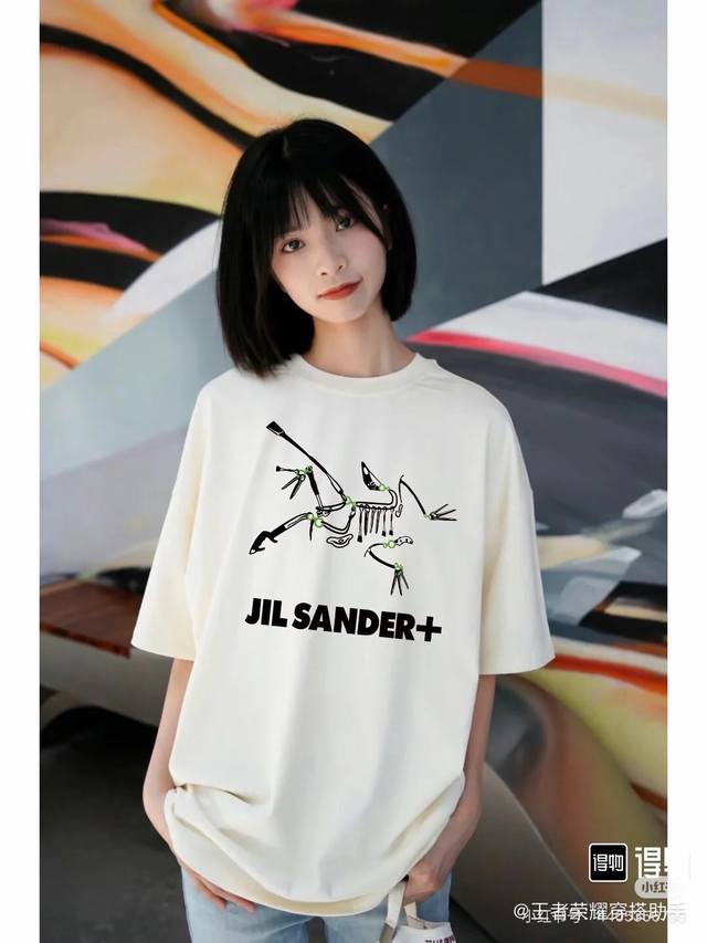 Arc’Teryx始祖鸟户外宽松男女透气圆领棉质短袖上衣T恤 经典字母骨头鸟印花，简约大气，设计感满满，设计整体看起来酷酷的，未来感十足，也能够轻松搭配各种衣服
