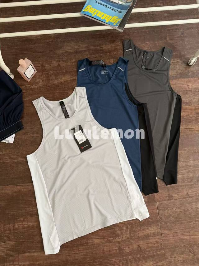 Lululemon男士微孔网眼速干透气背心！全新升级！线上500+ 贵在面料和剪裁！全网面结构，拼接撞色设计！不规则下摆剪裁！ 品名：Lulu拼色背心 颜色：浅