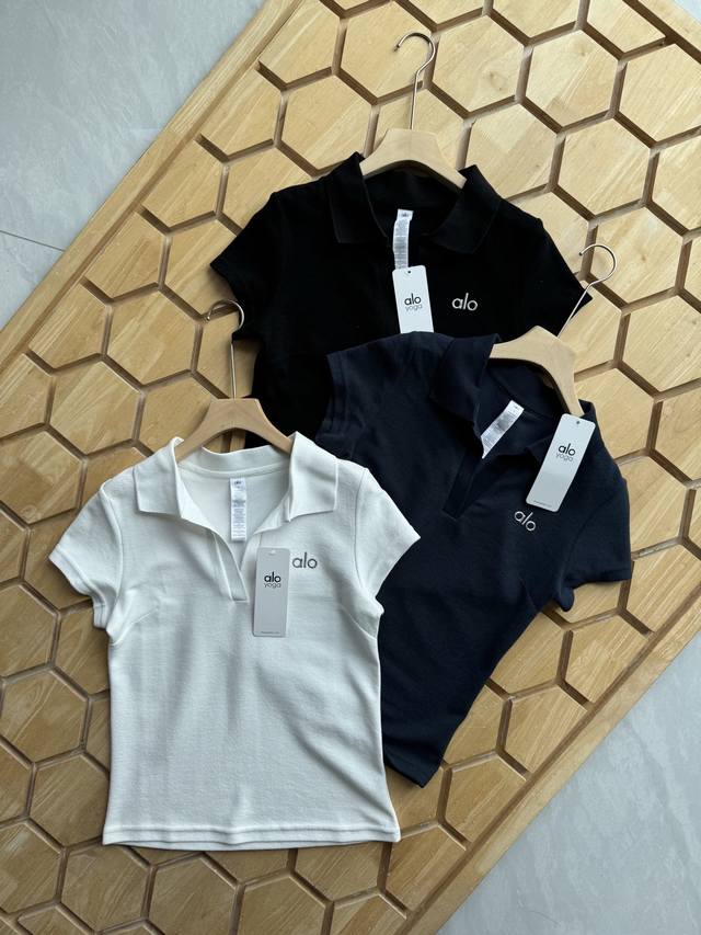 Alo女士网球Polo短袖春夏系列重磅出品 可休闲 可通勤 定制绸缎面料 夏季可防晒、高级的设计感 通体提花 火遍时尚大牌圈 男女轻奢主义通勤穿搭必备单品 面料