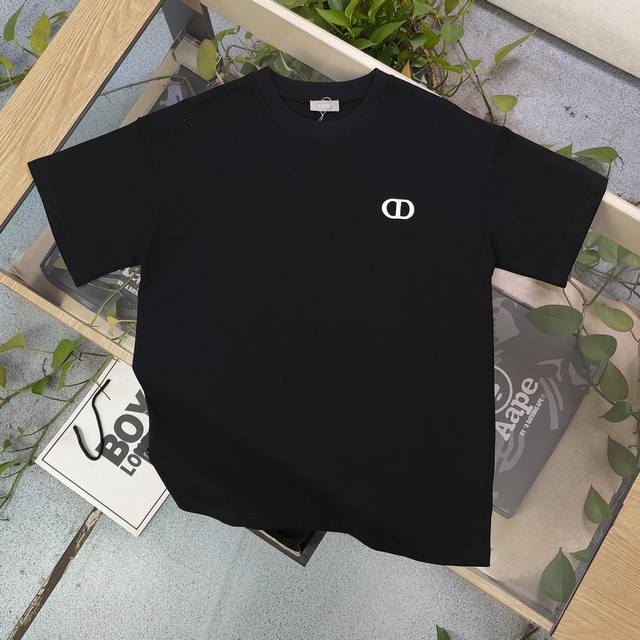 上新 款号：Cx53807 高版本 2025春季新款Dior迪奥经典简约刺绣小Logo图案绣花休闲情侣宽松短袖T恤，独一无二的活性环保面料染色，32支双纱精梳纯