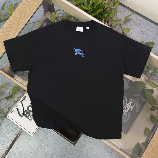 上新 款号：Cx3500 高版本 2025春季新款Burberry巴宝莉刺绣蓝色战马骑士Logo图案绣花休闲情侣宽松短袖T恤，独一无二的活性环保面料染色，32支