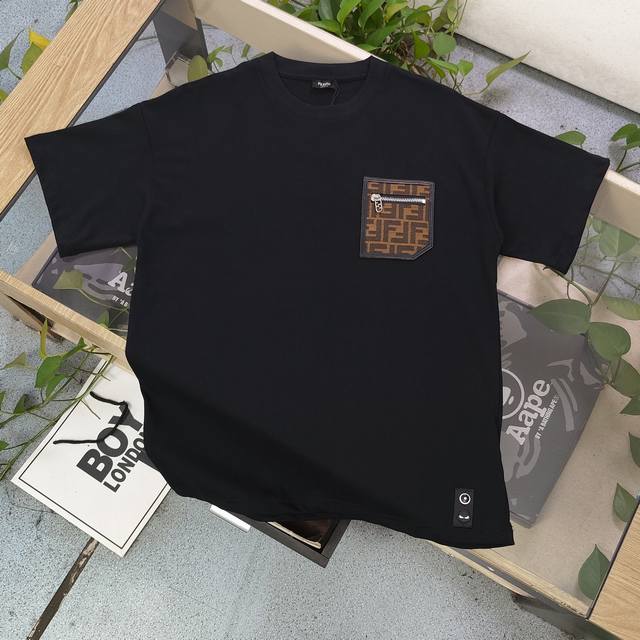 上新 款号：Zscx62316 顶级品质 2025新款Fendi芬迪拉链口袋Logo图案休闲情侣短袖T恤，小红书爆款，面料高版本高品质，网红明星同款，280G克
