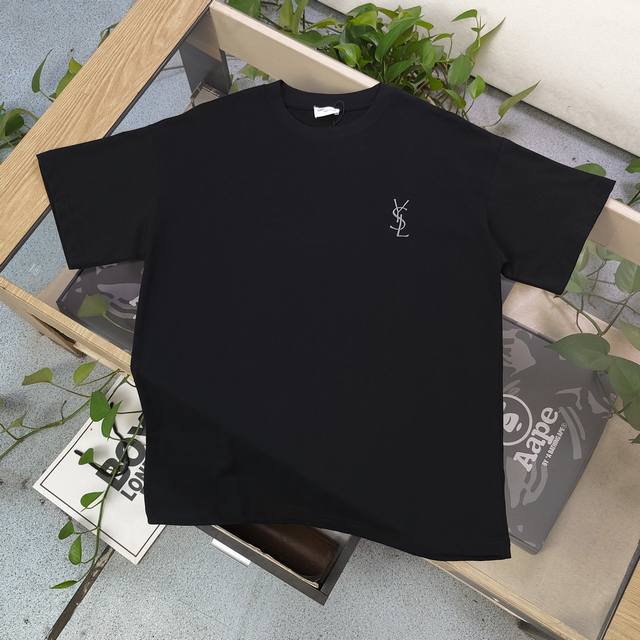 上新 款号：Zscxs808A 高版本 2025新款Yves Saint Laurent 圣罗兰Ysl简约刺绣字母Logo图案印花休闲情侣宽松短袖T恤，独一无二