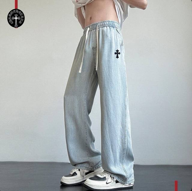 上新 ！！ ！！！ 克罗心 夏季薄款街头水洗牛仔潮裤 女情侣款 设计灵感源于哥特泰银式的设计风格 融合摇滚朋克 街头嘻哈等低调的奢华风∽ 采用国际进口优质牛仔面
