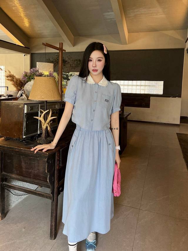 Miumiu缪缪口袋字母刺绣定制纽扣拼接翻领短袖衬衫半身裙套装 款号：25670704492 颜色：杏色 蓝色 尺码：Sml S码80-95斤 M码95-110
