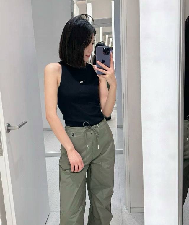 Calvin Klein Jeans Ck简约字母印花后背镂空背心 款号：25672302762 颜色：黑色 尺码：Sml S胸围74衣长48 80- 斤 M胸