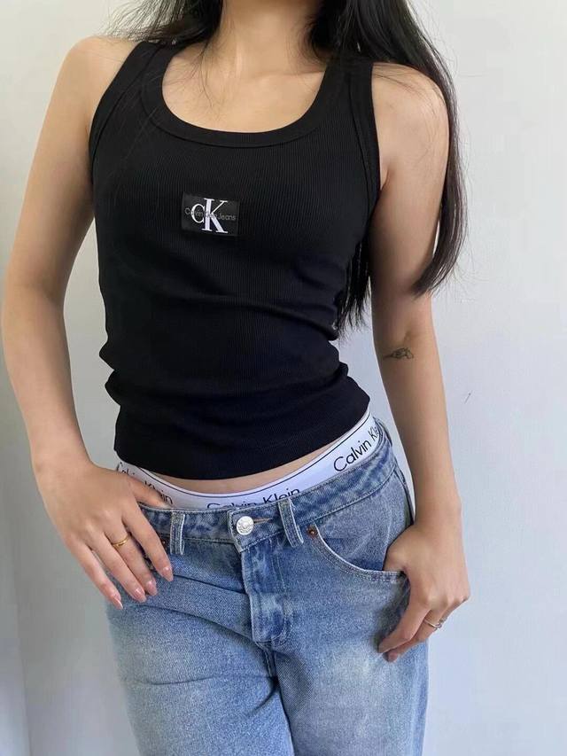 Calvin Klein Jeans Ck字母布标螺纹背心 款号：25672302997 颜色：黑色 白色 尺码：Sml S胸围62衣长49 80- 斤 M胸围