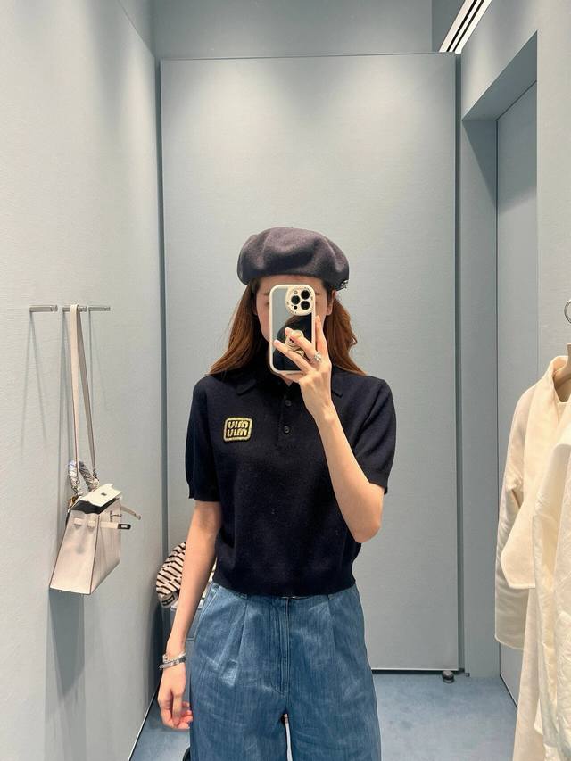 Miumiu缪缪金标字母方块金线刺绣徽章Polo翻领针织短袖 款号：25672302766 颜色：条纹 藏蓝 尺码：Sml S胸围90衣长51 80-105斤