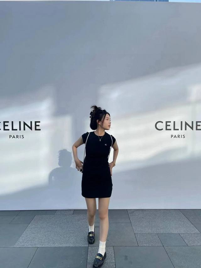 Calvin Klein Ck字母刺绣圆领短袖连衣裙 款号：25672303440 颜色：黑色 尺码：Sml S胸围80裙长86 M胸围84裙长87 L胸围88