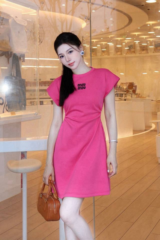 Miumiu缪缪字母刺绣橡筋收腰圆领垫肩连衣裙 款号：25670704918 颜色：黑色 粉色 尺码：Sml S码80-95斤 M码95- 斤 L码 -125斤