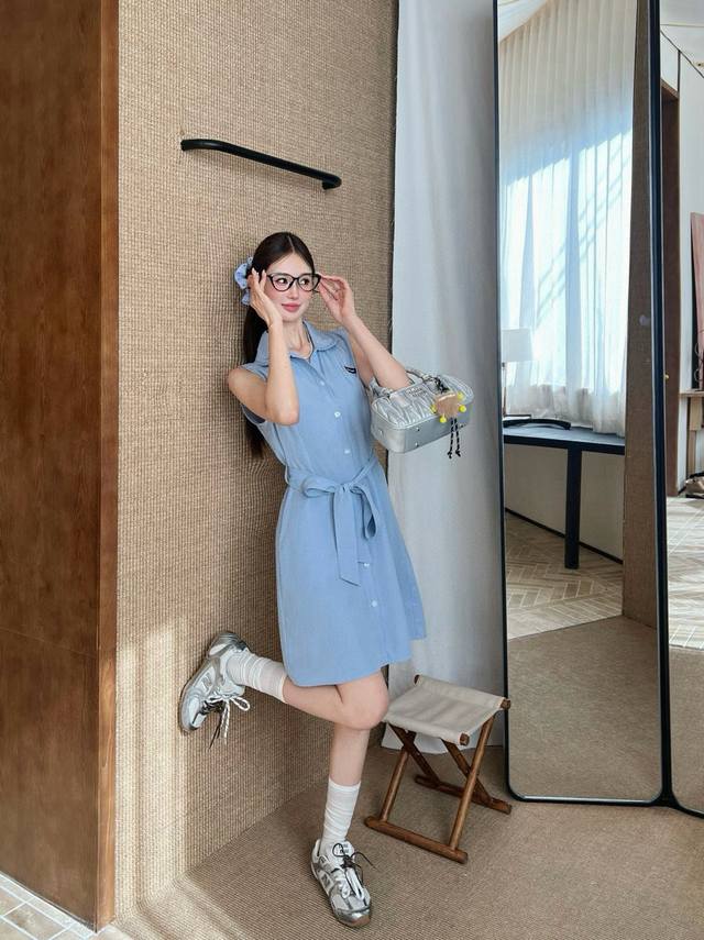 Miumiu缪缪定制字母小标双层刺绣水溶花边娃娃领无袖连衣裙配腰带 款号：25670705977 颜色：白色 蓝色 尺码：Sml S码80-95斤 M码95-