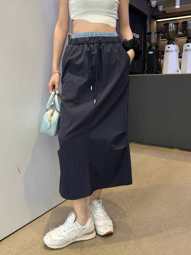 Miumiu缪缪定制字母小标后中开叉格子拼接抽绳松紧腰半裙 款号：25670706064 颜色：白色 蓝色 尺码：Sml S码80-95斤 M码95- 斤 L码