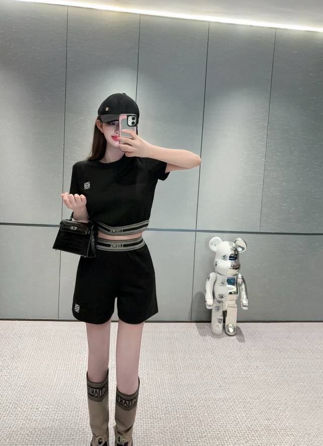 Loewe罗意威经典Logo刺绣定制字母织带圆领短袖上衣短裤套装 款号：25670705978 颜色：杏色 黑色 尺码：Sml S码80-95斤 M码95- 斤