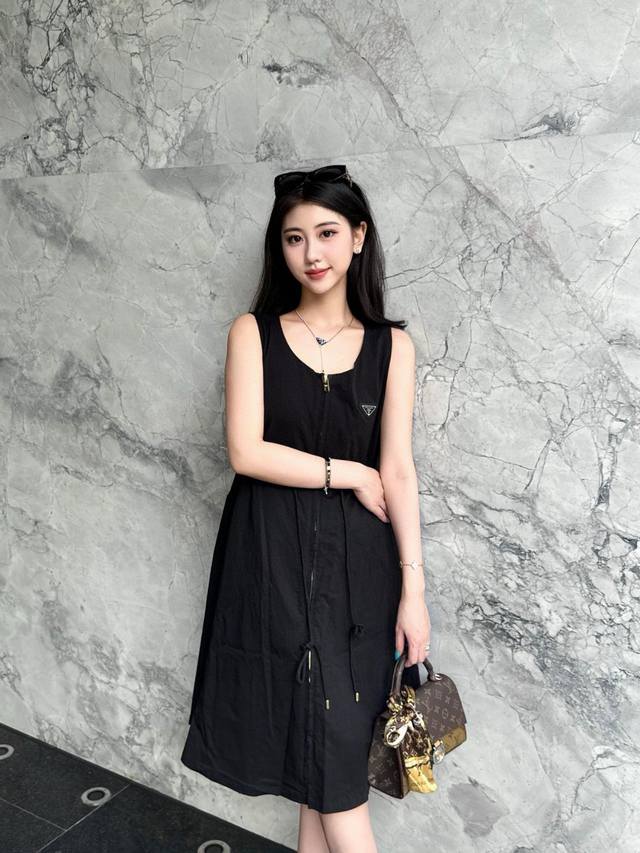Prada普拉达定制字母三角标定制拉链抽绳束腰无袖连衣裙 款号：25670705979 颜色：白色 黑色 尺码：Sml S码80-95斤 M码95- 斤 L码