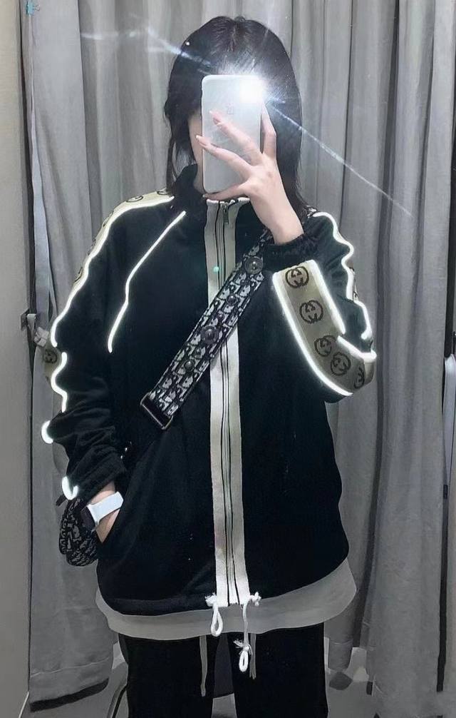 上新 Gucci 古驰复古双G侧边反光织带外套，男女同款快手 Ins 小红书热门款，经典百搭永不过时系列绝佳春季穿搭必备单品，情侣闺蜜上身拍照超级Nice 侧边