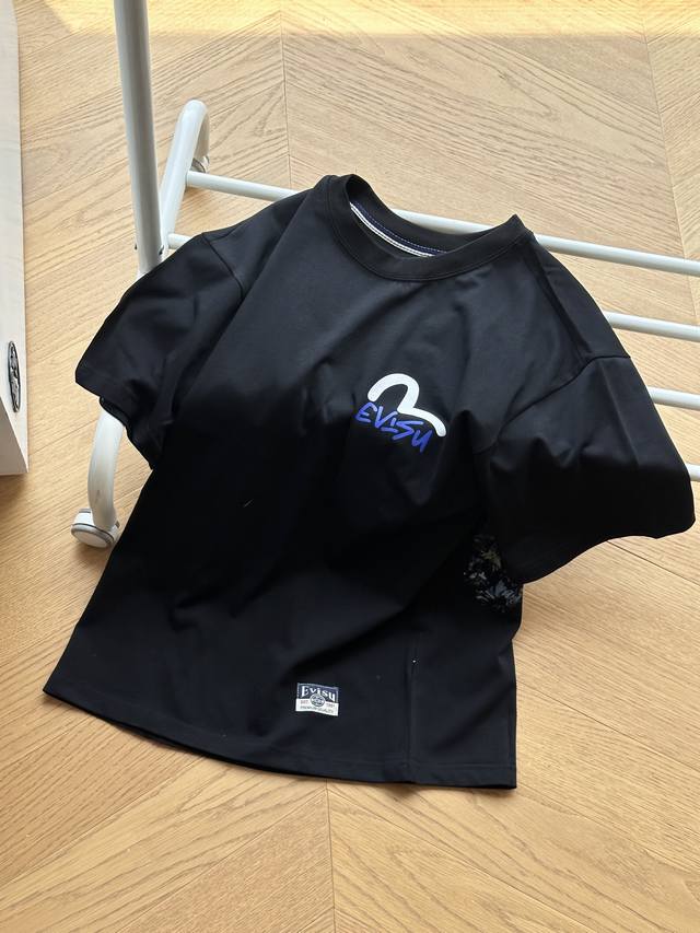 供 Evisu福神 25Ss 数码花卉佛头印花 短袖Tee 黑色 S-Xxl 原版260克纯棉面料，不同的花形拼凑出的佛头图案，将充满热带风情的花卉图案、完美地